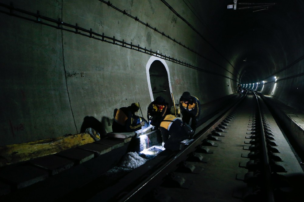 邳州铁路运营隧道病害现状